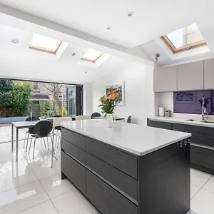 Fabulous House - Only 10 Minutes Walk To Baths Holiday home Bath